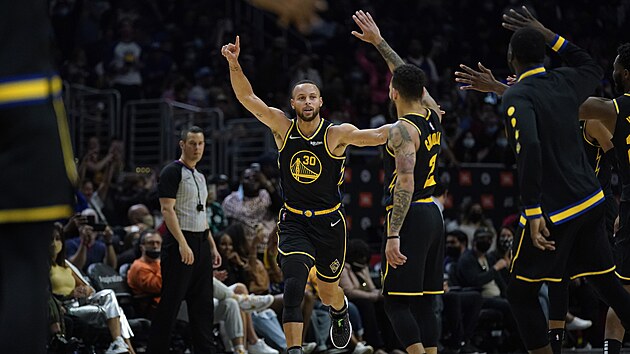 Stephen Curry z Golden State se raduje z úspěšné tříbodové střely v zápase s Los Angeles Clippers.