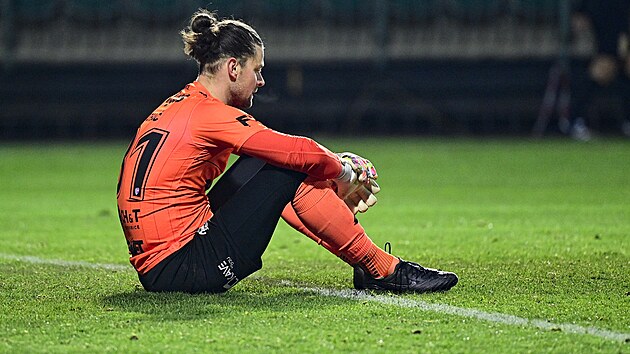 Zklaman� brank�� Pardubic Marek Boh��.v duelu s Olomouc�.