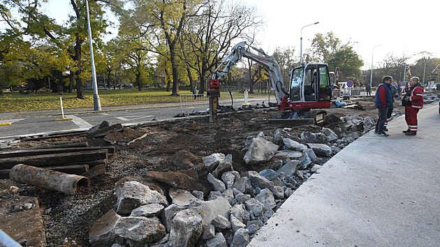 Stavbai pokrauj s obnovou historickch kolej v prask Opletalov ulici, kter budou soust plnovan trat propojujc Bolzanovu ulici s Vinohradskou tdou. (18. listopadu 2021)