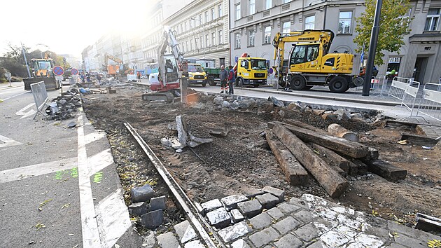 Stavbai pokrauj s obnovou historickch kolej v prask Opletalov ulici, kter budou soust plnovan trat propojujc Bolzanovu ulici s Vinohradskou tdou. (18. listopadu 2021)