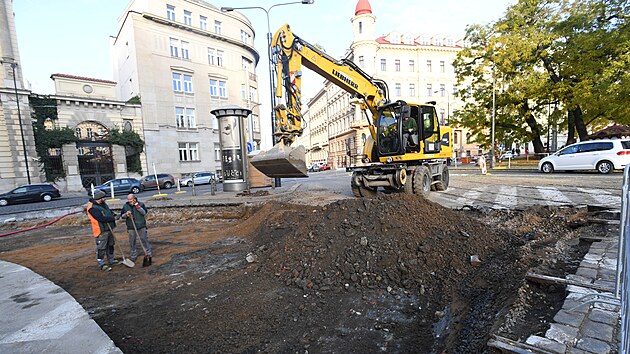 Stavbai pokrauj s obnovou historickch kolej v prask Opletalov ulici, kter budou soust plnovan trat propojujc Bolzanovu ulici s Vinohradskou tdou. (18. listopadu 2021)