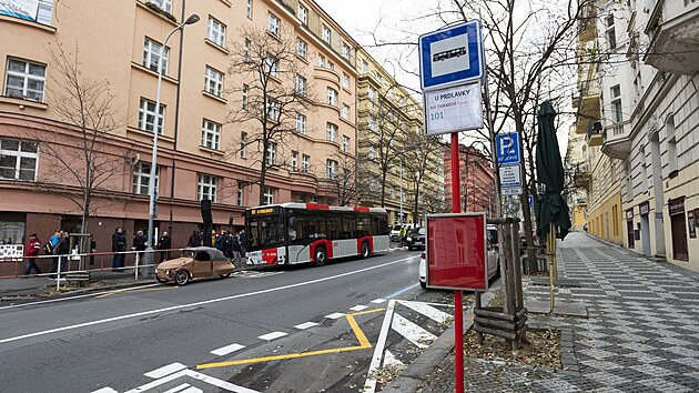 Zdenk Svrk a starosta Prahy 3 Ji Ptek odhalili autobusovou zastvku U Prdlavky. (22. 11. 2021)