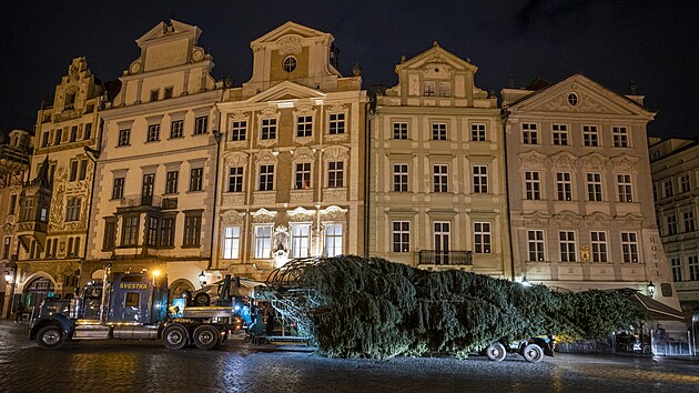 Na Staroměstské náměstí dorazil vánoční strom z Jablonecka. (23.11.2021)