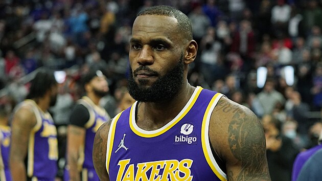 LeBron James z Los Angeles Lakers vyloučený po faulu na Isaiaha Stewarta z Detroit Pistons.