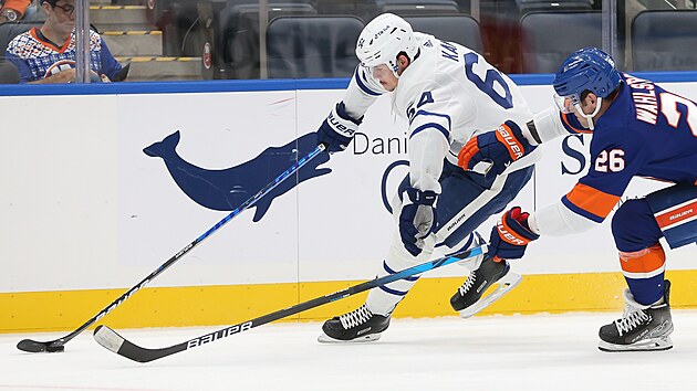 David Kmpf (64) z Toronto Maple Leafs to kolem  Olivera Wahlstrma (26) z New York Islanders.
