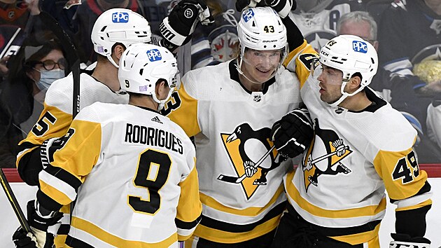 Hokejisté Pittsburgh Penguins slaví gól, zleva Mike Matheson, Evan Rodrigues, Danton Heinen a Dominik Simon.