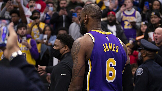 LeBron James z Los Angeles Lakers odchází do kabiny po svém vyloučení v zápase s Detroit Pistons.