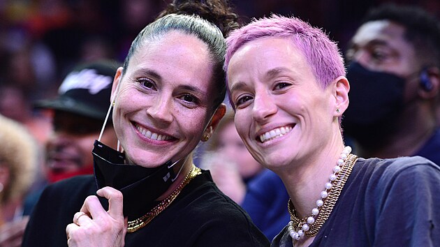 Jako dvě hrdličky. Slavná basketbalistka Sue Birdová (vlevo) a neméně známá fotbalistka Megan Rapinoeová.