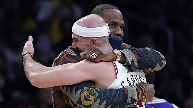 LeBron James (vlevo) z Los Angeles Lakers a jeho bývalý spoluhráč Alex Caruso, nyní hráč Chicago Bulls, se objímají.