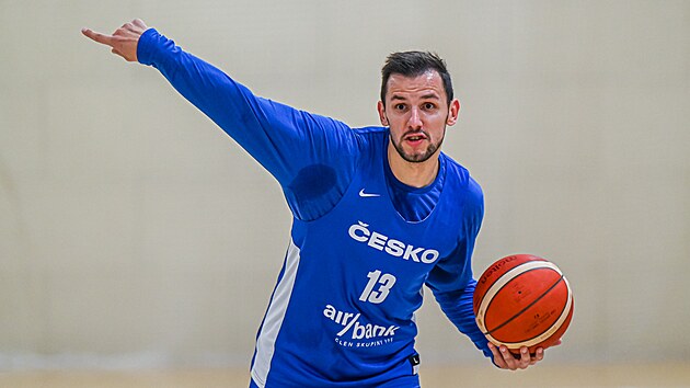 Jakub Šiřina řídí hru na českém tréninku.