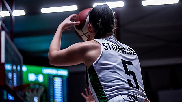 Bria Holmesová ze �abin Brno pálí na ko� London Lions.