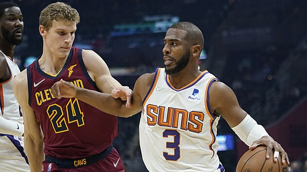 Chris Paul (3) z Phoenix Suns to v zpase s Cleveland Cavaliers, brn ho Lauri Markkanen.