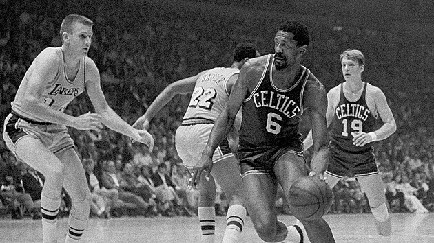 Bill Russell (6) z Boston Celtics najd v zpase s Los Angeles Lakers, hraje se finle NBA. (5. kvtna 1969)