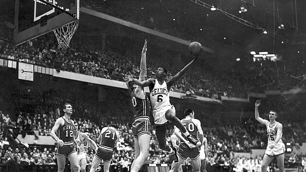 Bill Russell (6) z Boston Celtics to na ko St. Louis Hawks pes Charlieho Sharea (70). nor 1959.