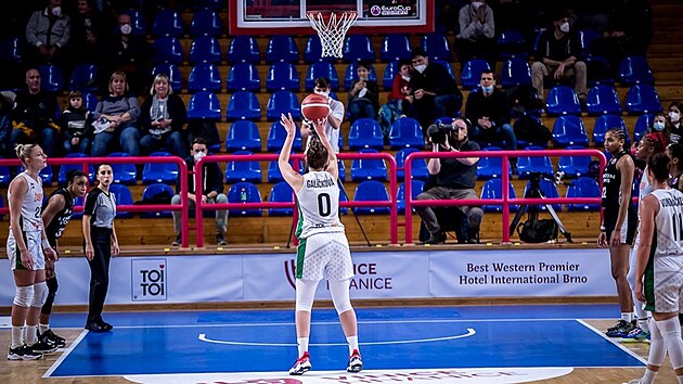 Kateina Galkov (vlevo) ze abin Brno stl trestn hod v zpase s London Lions.