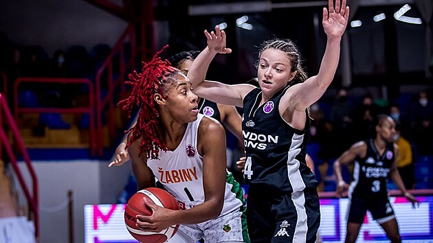 Bria Holmesov (vlevo) ze abin Brno to v zpase s London Lions, atakuje ji Kennedy Leonardov.