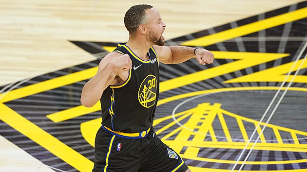Stephen Curry z Golden State Warriors se raduje.