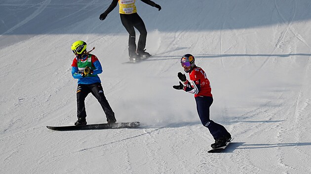 Snowboardcrossaka Eva Samkov (vpedu) vtz na trati v nskm Secret Garden.