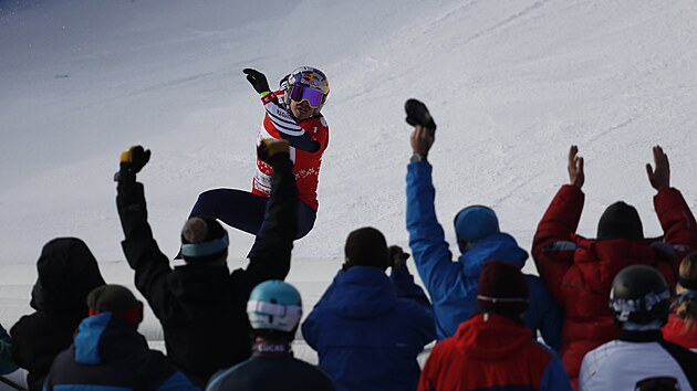 Snowboardcrossaka Eva Samkov vtz na trati v nskm Secret Garden.