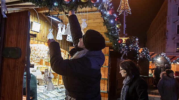 Prodejci na plzeňských vánočních trzích v pátek úderem 18. hodiny začali v souladu s vládním opatřením zavírat své stánky. Někteří se potom setkali u pódia, kde symbolicky zapálili svíčky za zmařené prodejní příležitosti. (26. 11. 2021)