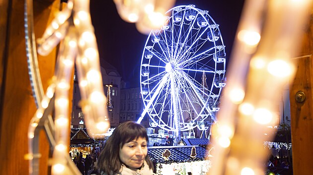 Ruské kolo je dominantní atrakcí adventního trhu na náměstí Republiky. (23. 11. 2021)