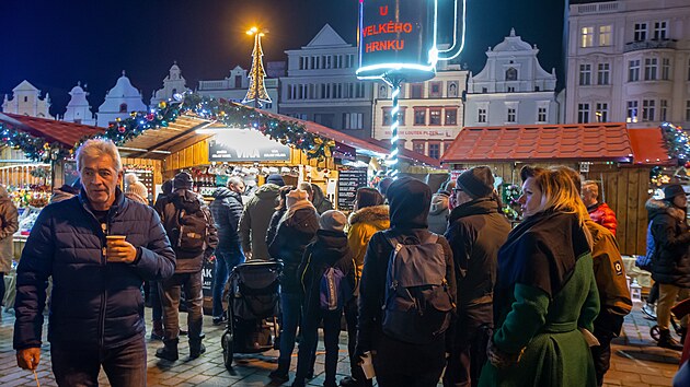 Lidé  procházejí vánoční trhy na plzeňském náměstí Republiky.  (24. 11. 2021)