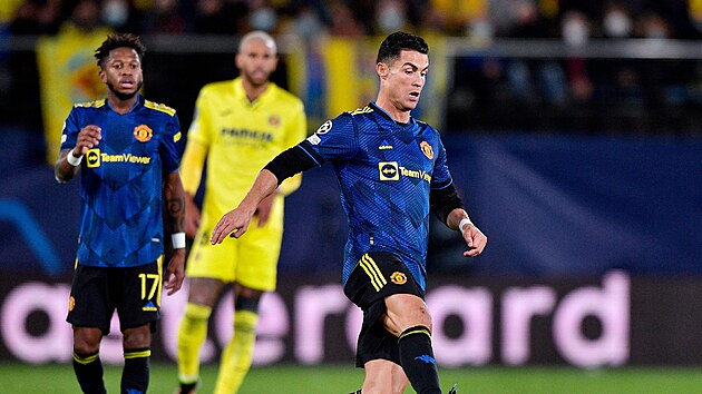 Cristiano Ronaldo v dresu Manchesteru United během utkání Ligy mistrů na hřišti Villarrealu.