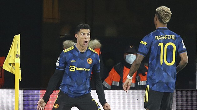Cristiano Ronaldo z Manchesteru United oslavuje svou trefu do sítě Villarrealu, prvním gratulantem byl Marcus Rashford.