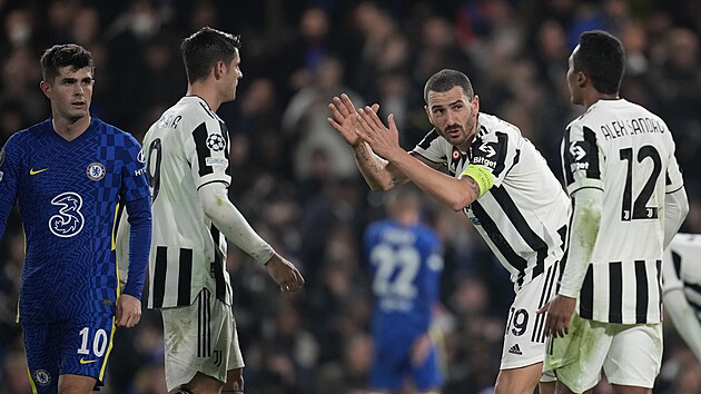 Leonardo Bonucci, kapitn Juventusu, komunikuje se spoluhri bhem duelu s Chelsea.