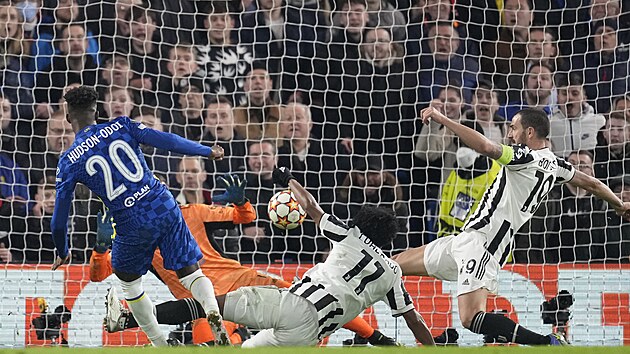 Callum Hudson-Odoi střílí třetí gól fotbalistů Chelsea v utkání Ligy mistrů s Juventusem.