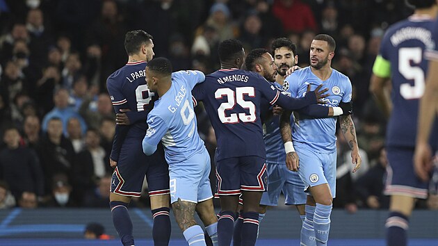 Emoce v utkn Ligy mistr mezi Manchesterem City (svtle modr) a Paris St. Germain.