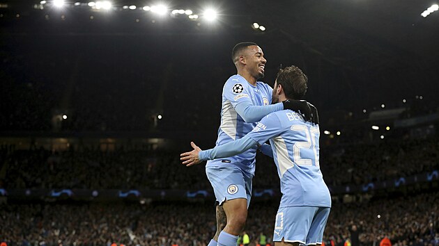 Gabriel Jesus z Manchesteru City slaví s Bernardem Silvou (vpravo) gól, kterým domácí fotbalisté otočili duel s Paris St. Germain na 2:1.