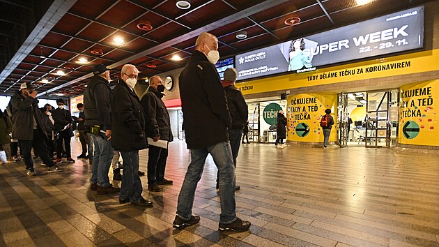 Lidé čekají před očkovacím centrem bez registrace v hale pražského hlavního nádraží, 21. listopadu 2021.