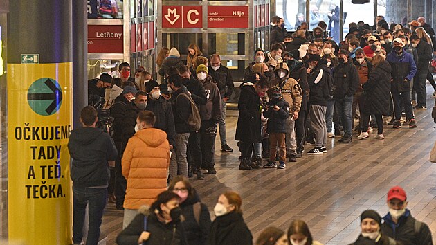 Lidé čekají před očkovacím centrem bez registrace v hale pražského hlavního nádraží. (21. listopadu 2021)