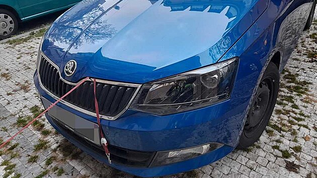 Seniorce se při venčení psa zaklínilo vodítko pod kapotu zaparkovaného auta a nešlo vytáhnout. (23. listopadu 2021)