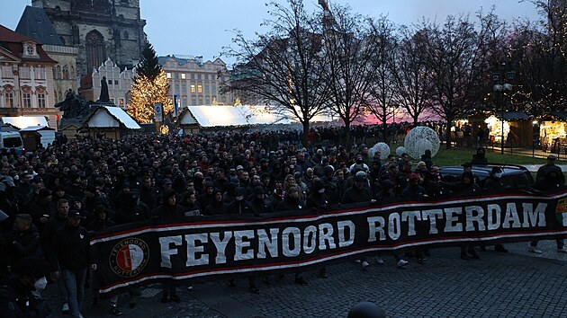 Pochod fanouk nizozemskho klubu Feyenoord Rotterdam centrem Prahy vpodveer 25. listopadu na zpas se Slavi v Edenu.