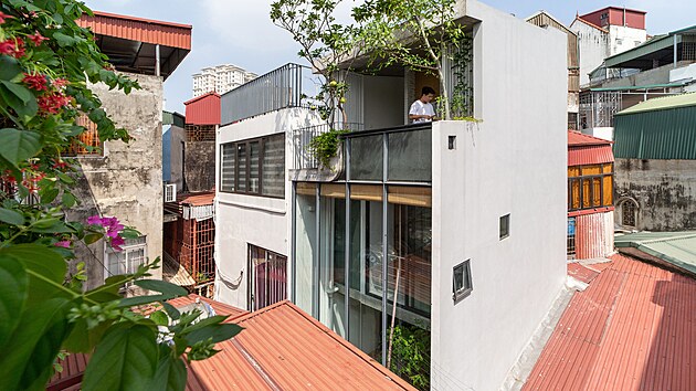 Pětipodlažní dům nazvaný TH house stojí od letošního roku na malé parcele ve velmi zahuštěné zástavbě vietnamské Hanoje. 