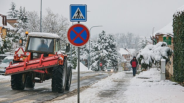 Sníh zasypal Česko napříč regiony. Silnice byly hůře sjízdné a problémy byly zejména na jižní Moravě. (28 listopadu 2021)