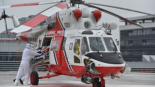 Zdravotnci nakldaj 25. listopadu 2021 veFakultn nemocnici Brno pacienta s covidem ve vnm stavu do armdnho vrtulnku, kter ho peprav do Prahy.