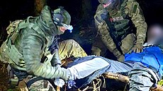 Polské bezpe�nostní slo�ky pomáhají na b�loruské hranici migrantovi, který se...