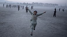 Afghánské dti hrají kriket v Kábulu. (19. listopadu 2021)