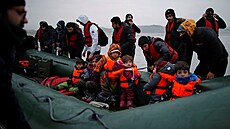 Skupina 40 migrant� vyplouvá od pob�e�í severní Francie p�es kanál La Manche....