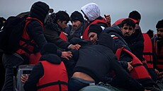 Skupina 40 migrant� vyplouvá od pob�e�í severní Francie p�es kanál La Manche....