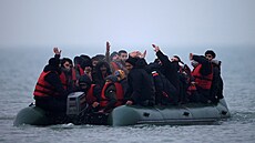 Hurá do Británie. Skupina 40 migrantů vyplouvá od pobřeží severní Francie přes...