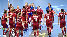 �eské florbalistky se povzbuzují v utkání proti Polsku.