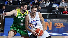 Tomá Kyzlink (vpravo) se snaí uvolnit kolem bránícího Litevce Eigirdase...