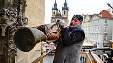 Z jiního prelí praského orloje sundali restaurátoi tyi devné sochy....