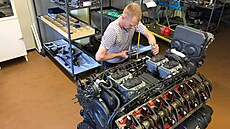 Pavel ercl pi práci ve své díln na restaurování historických motor