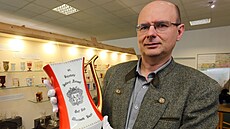 Ob�í pohárek v rukou �editele M�stského muzea Mariánské Lázn� Jaromíra Barto�e...