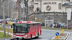 Vánon vyzdobený autobus MHD v karlovarských ulicích.